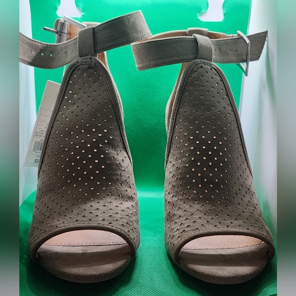 Universal Thread Heels - Picture 2 of 3